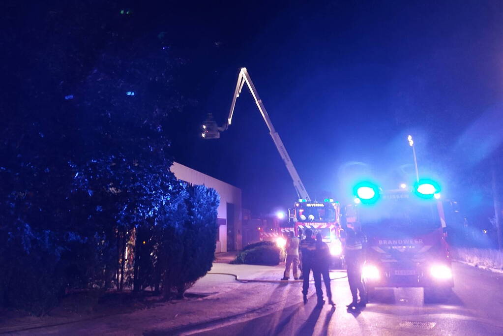 Afvalbak voor bedrijfspand vliegt in brand