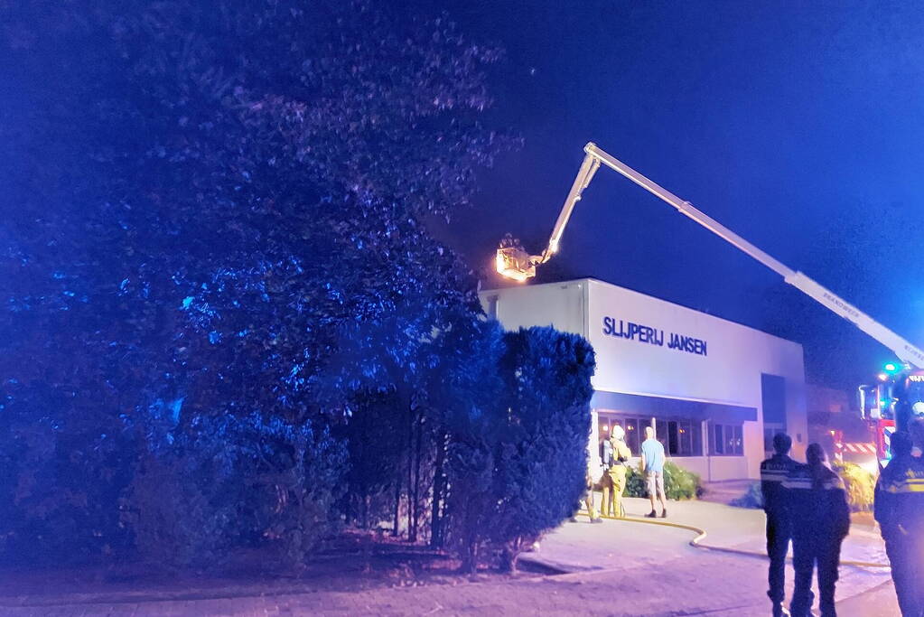 Afvalbak voor bedrijfspand vliegt in brand