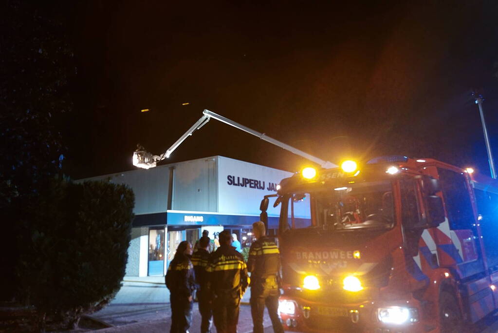 Afvalbak voor bedrijfspand vliegt in brand