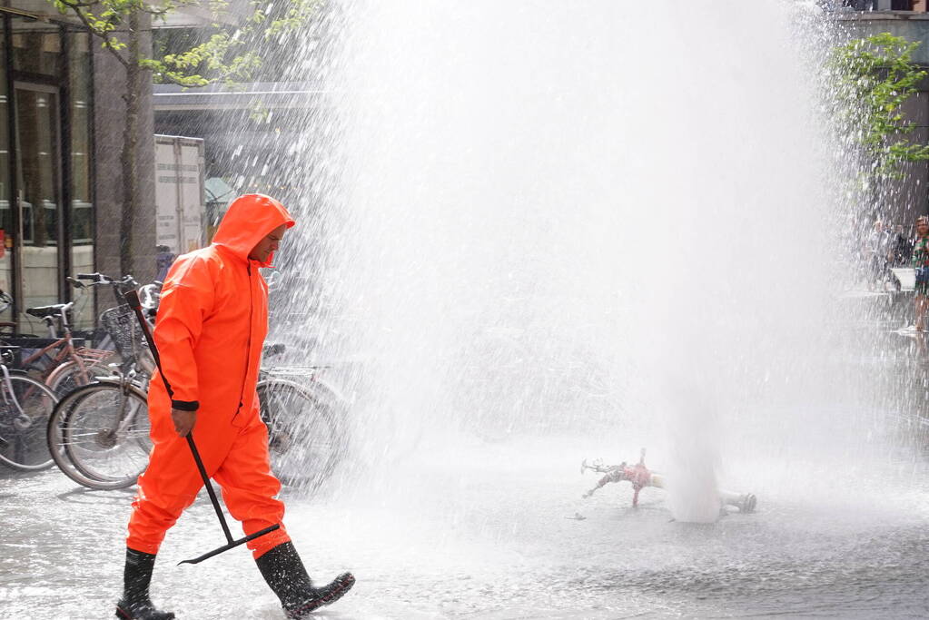 Water spuit metershoog uit brandkraan