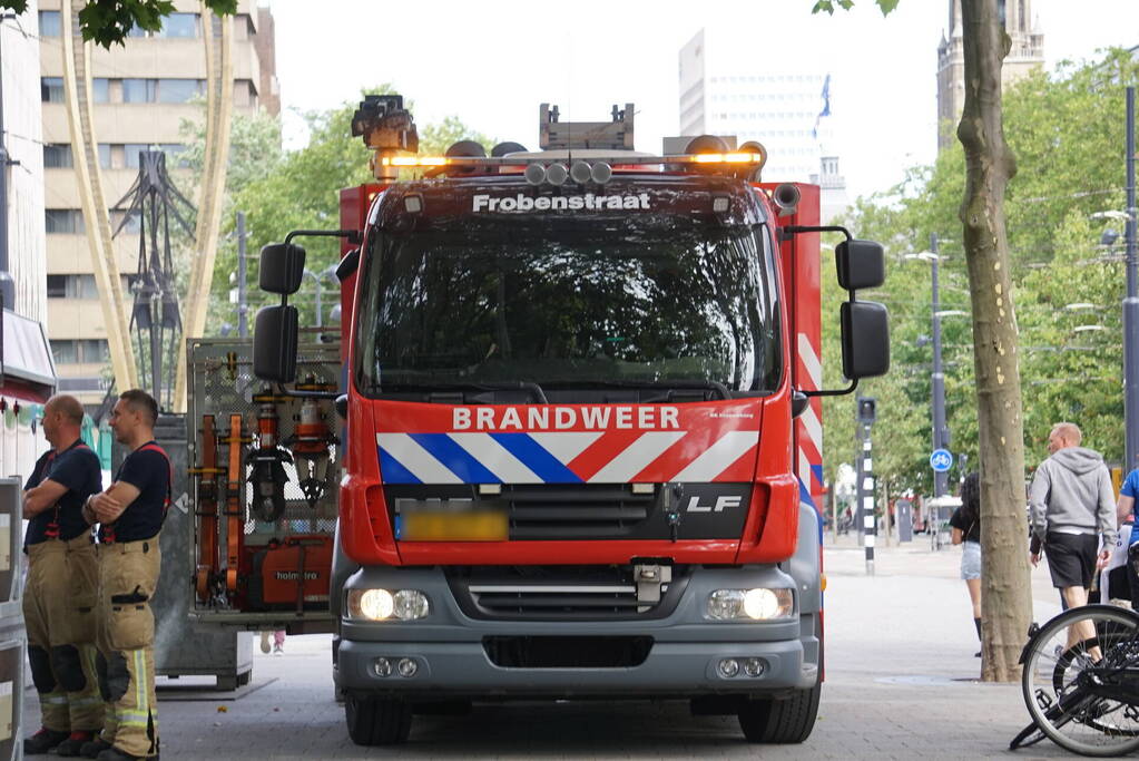 Water spuit metershoog uit brandkraan