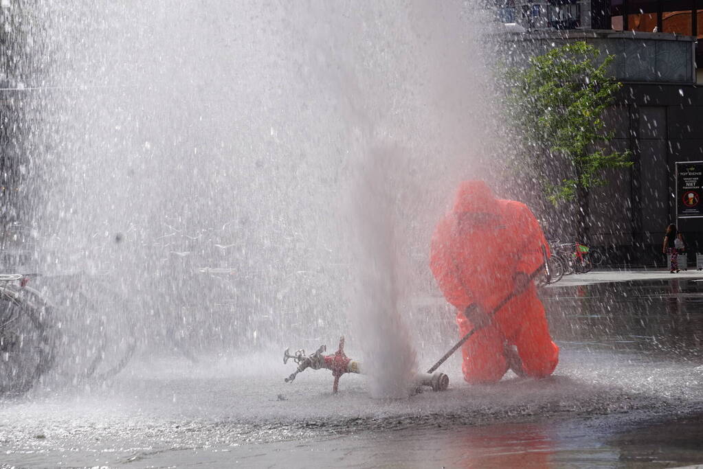 Water spuit metershoog uit brandkraan