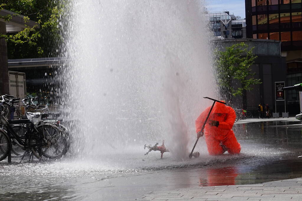 Water spuit metershoog uit brandkraan