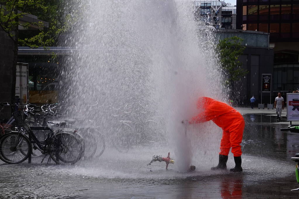 Water spuit metershoog uit brandkraan