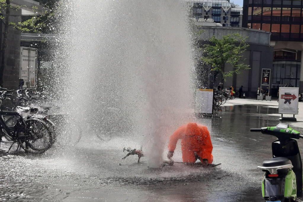 Water spuit metershoog uit brandkraan