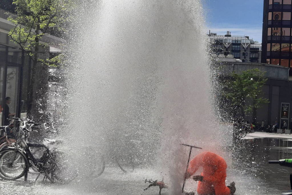Water spuit metershoog uit brandkraan