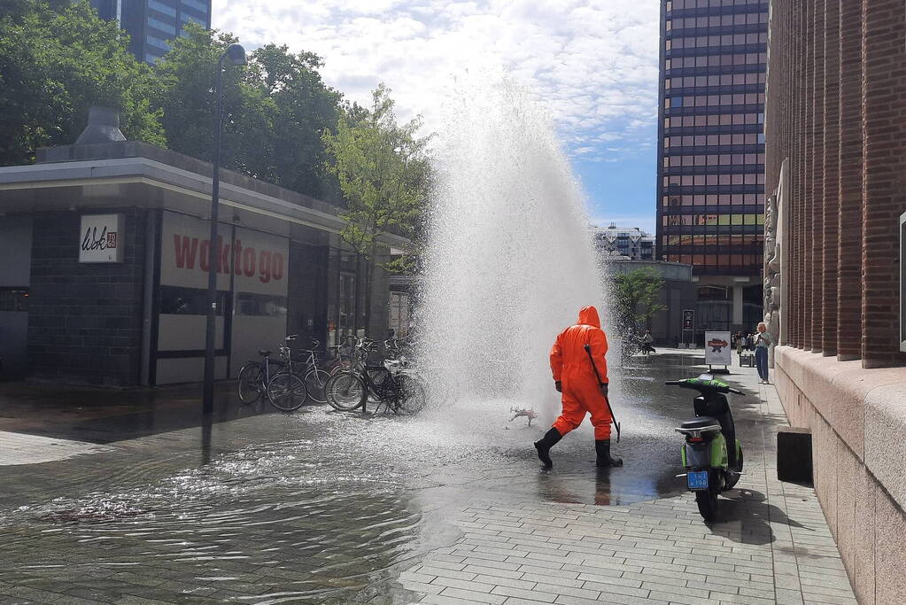 Water spuit metershoog uit brandkraan