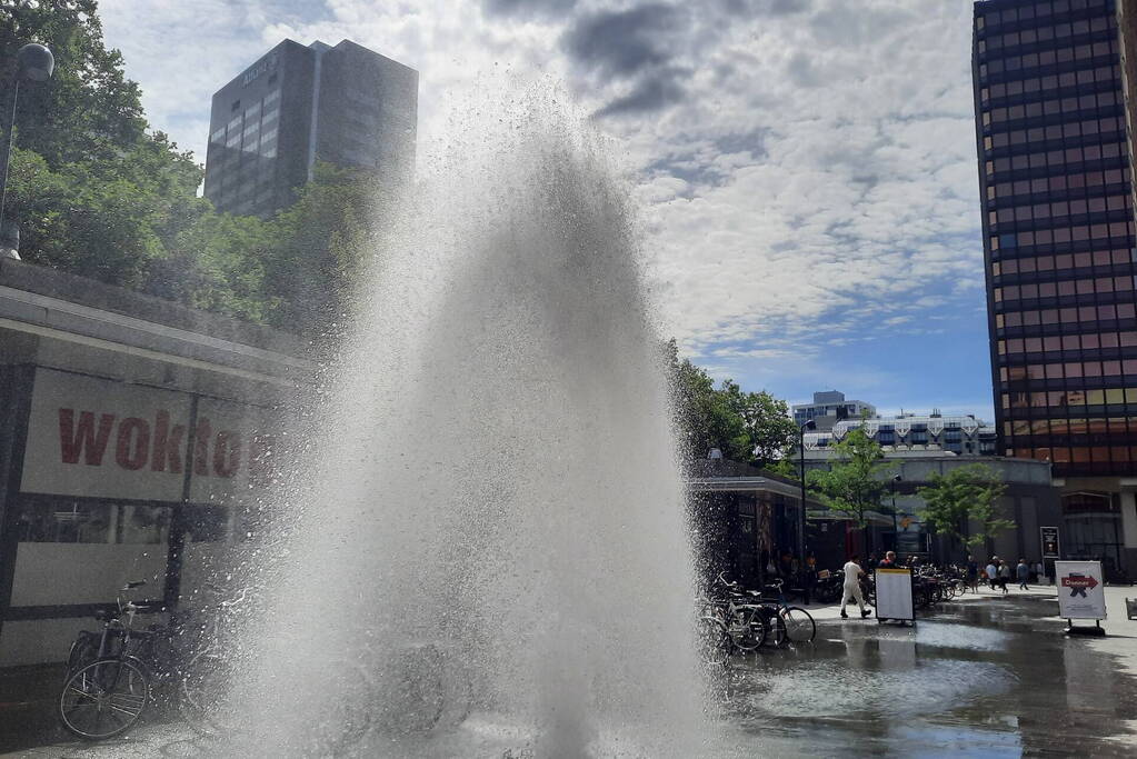 Water spuit metershoog uit brandkraan