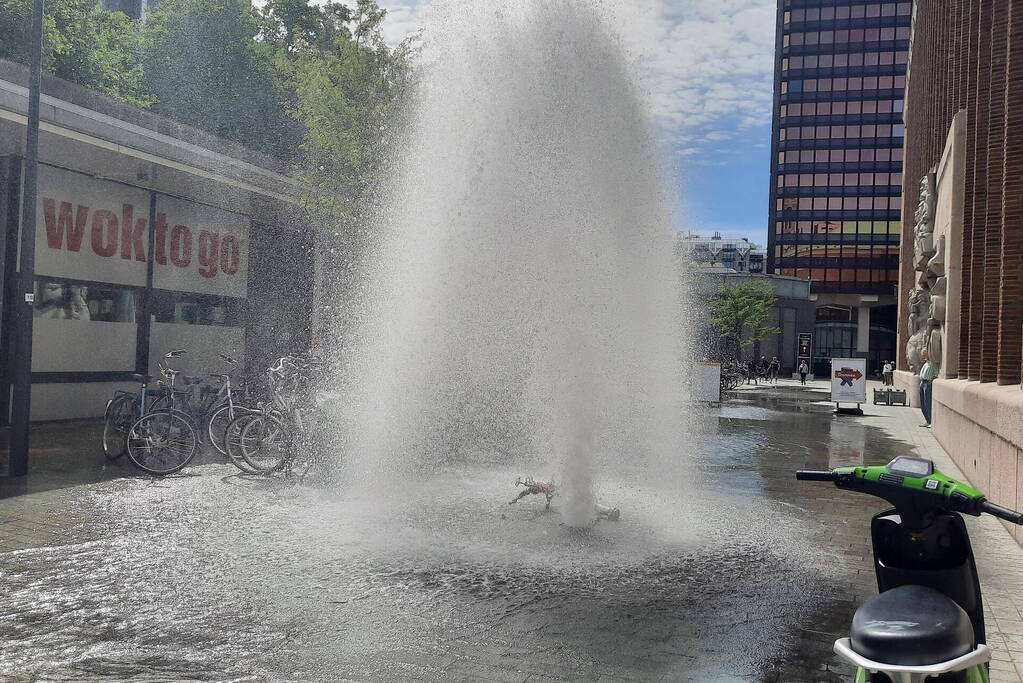 Water spuit metershoog uit brandkraan