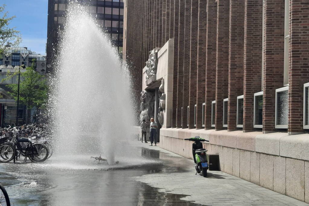 Water spuit metershoog uit brandkraan