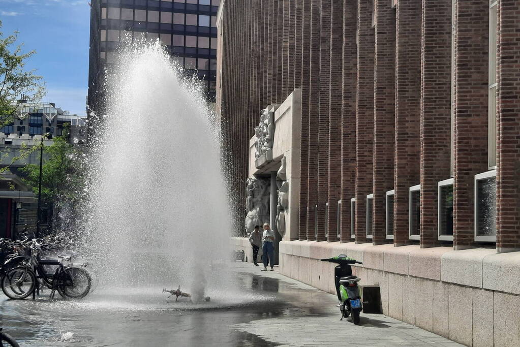 Water spuit metershoog uit brandkraan