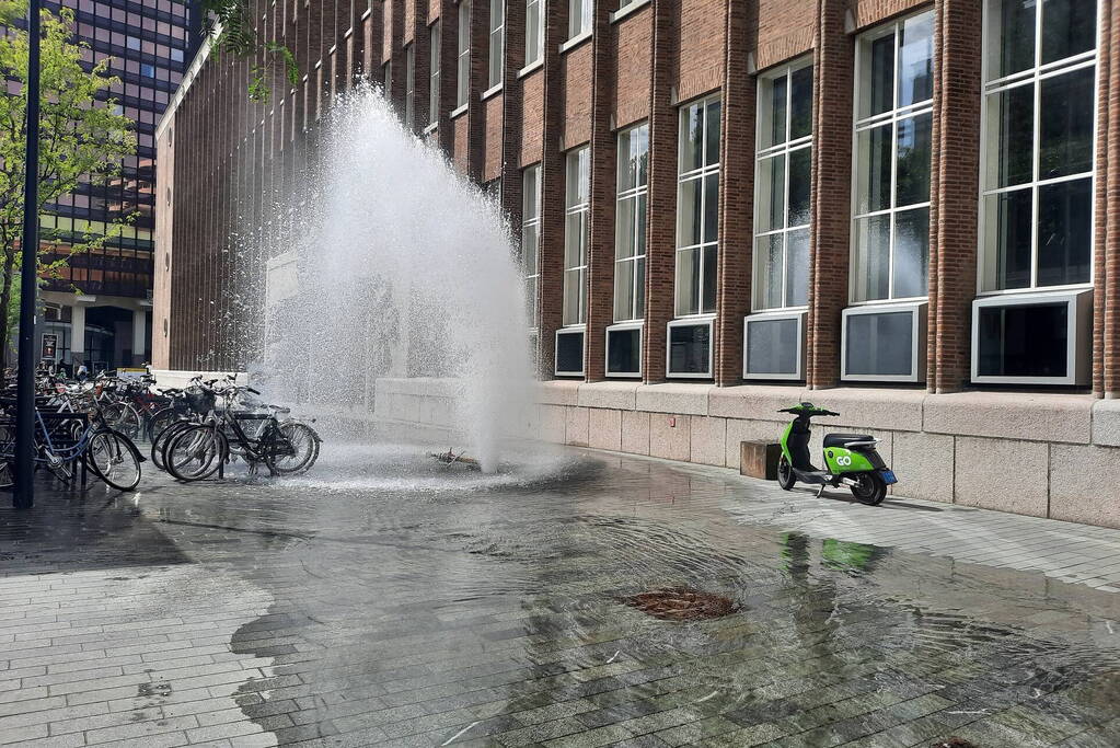 Water spuit metershoog uit brandkraan