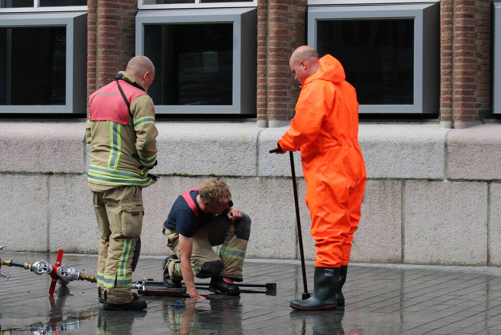 Water spuit metershoog uit brandkraan