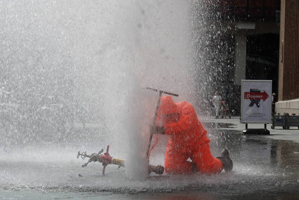 Water spuit metershoog uit brandkraan