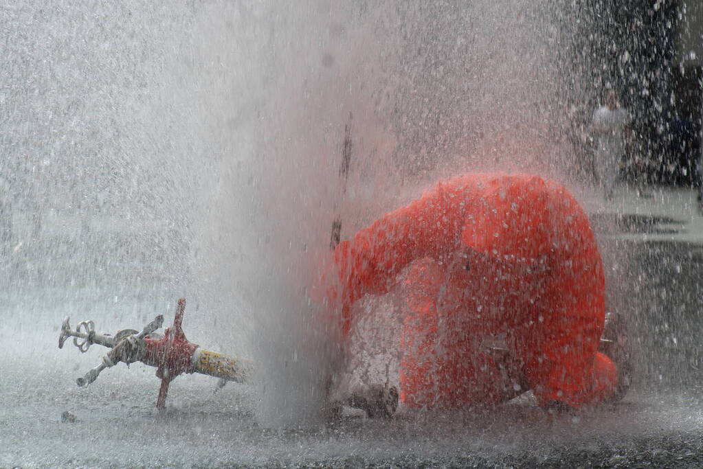 Water spuit metershoog uit brandkraan