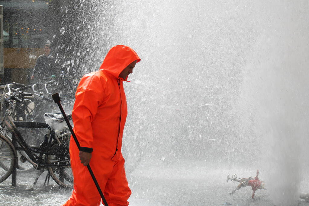 Water spuit metershoog uit brandkraan