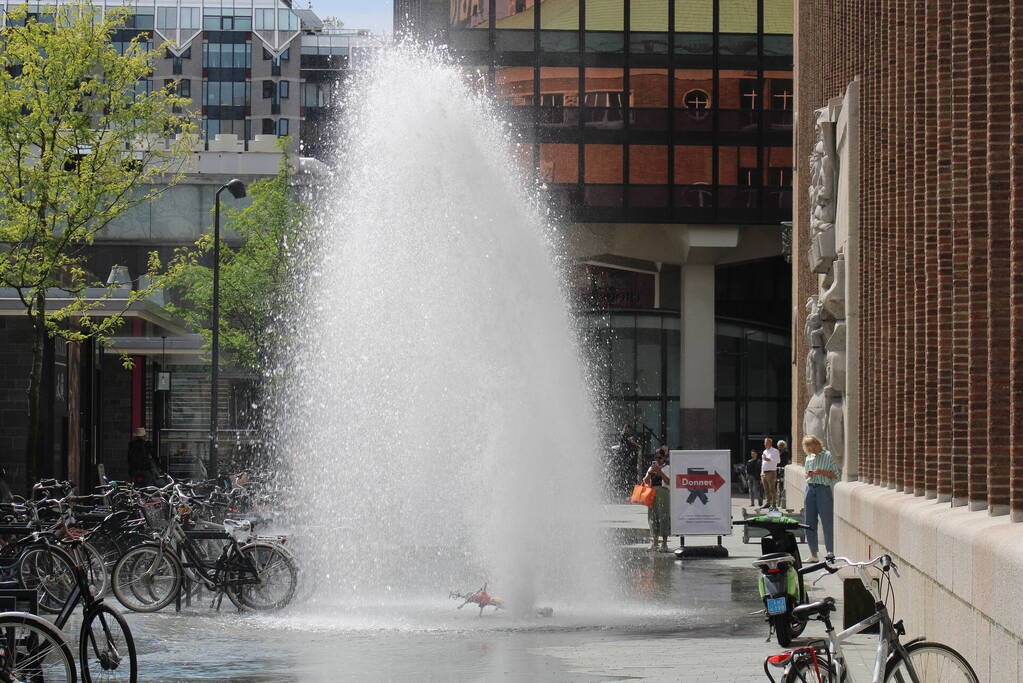 Water spuit metershoog uit brandkraan