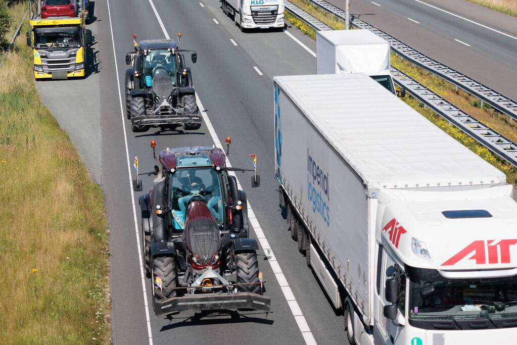 Boeren blokkeren knooppunten op snelweg