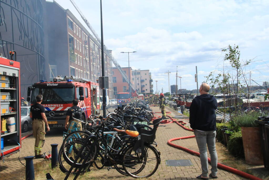 Enorme rookwolken bij brand in appartement