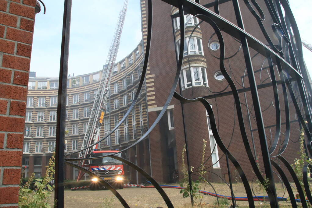 Enorme rookwolken bij brand in appartement