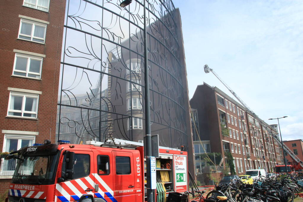 Enorme rookwolken bij brand in appartement