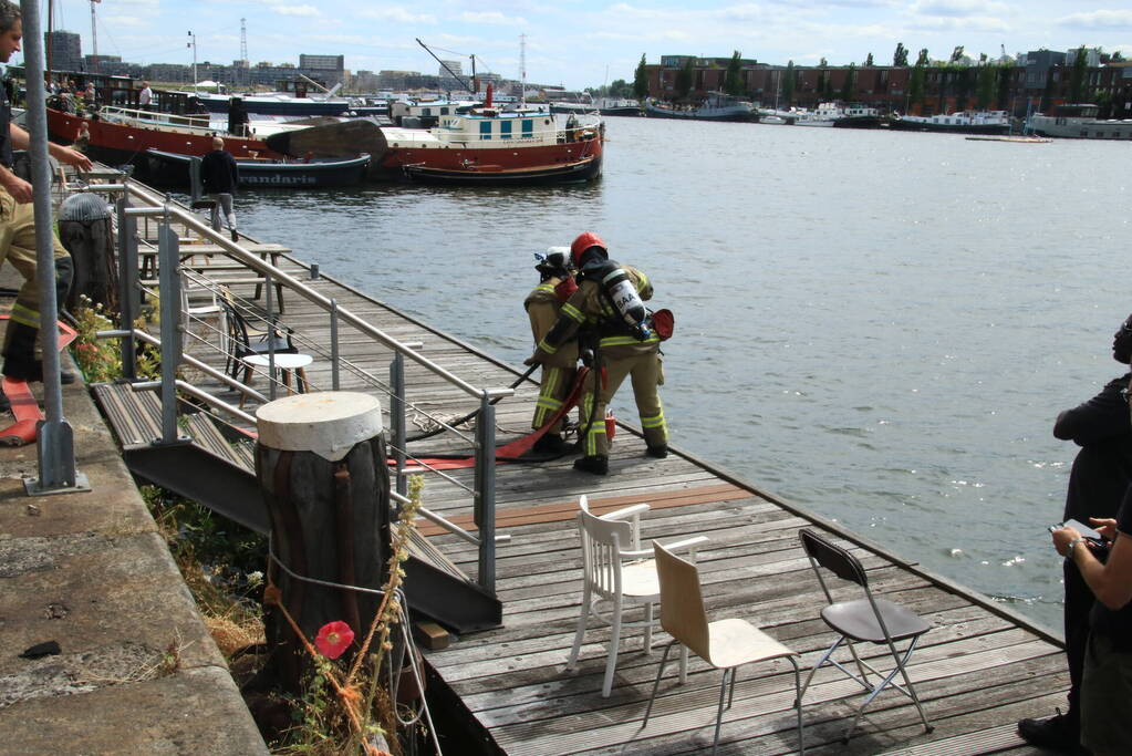 Enorme rookwolken bij brand in appartement