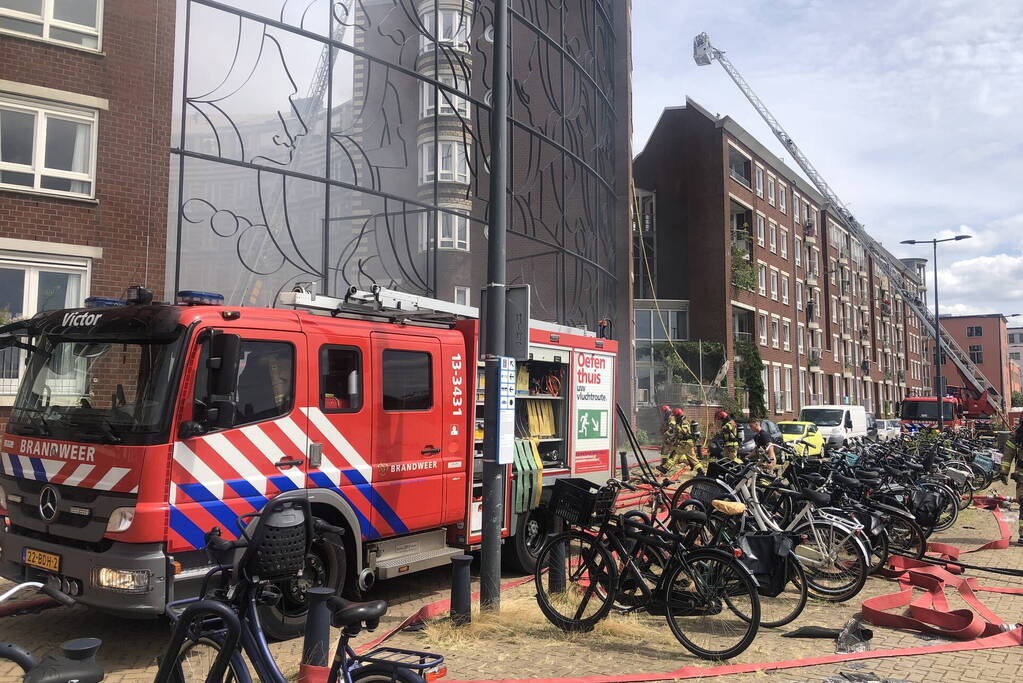 Enorme rookwolken bij brand in appartement