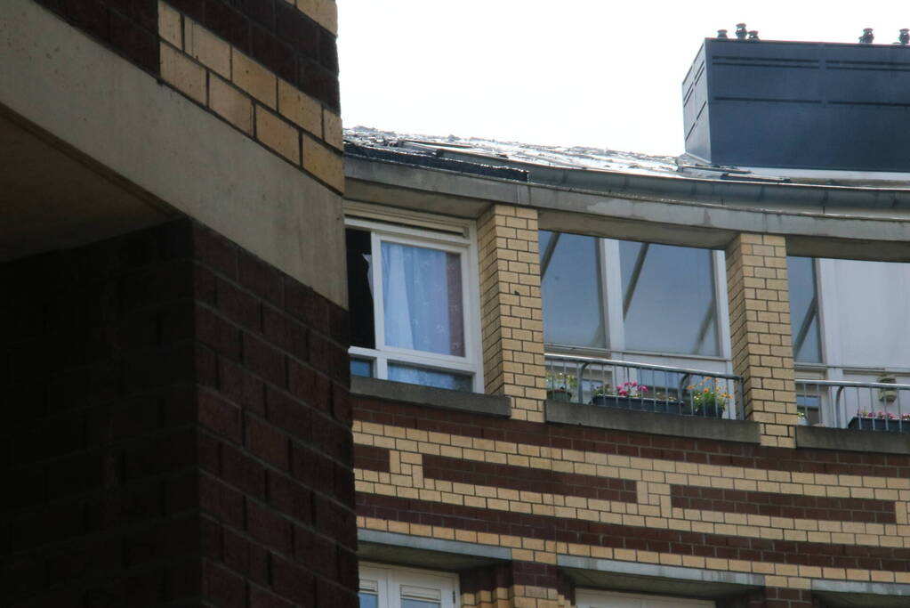 Enorme rookwolken bij brand in appartement