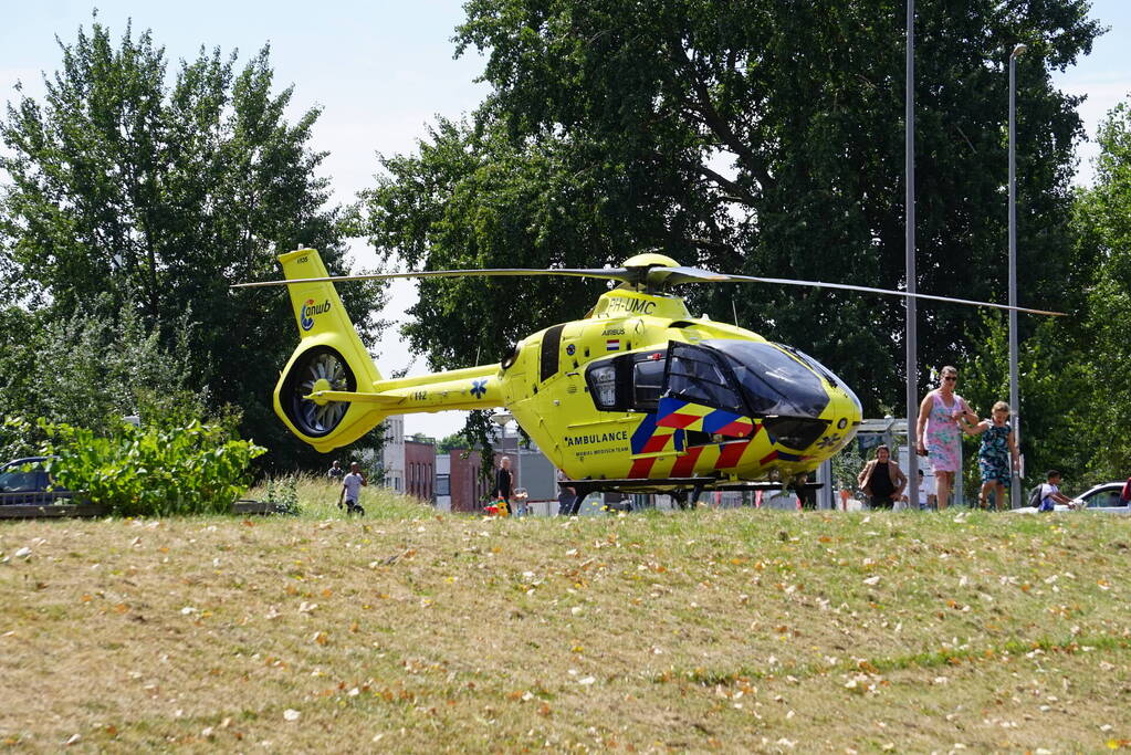Automobilist rijdt in op voetganger