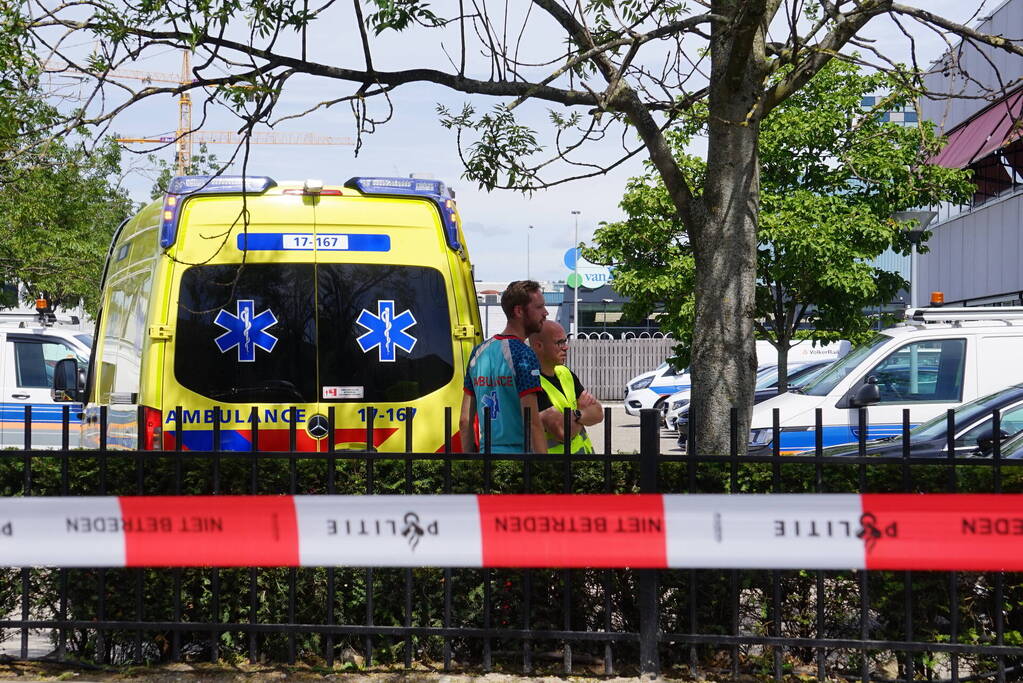 Automobilist rijdt in op voetganger