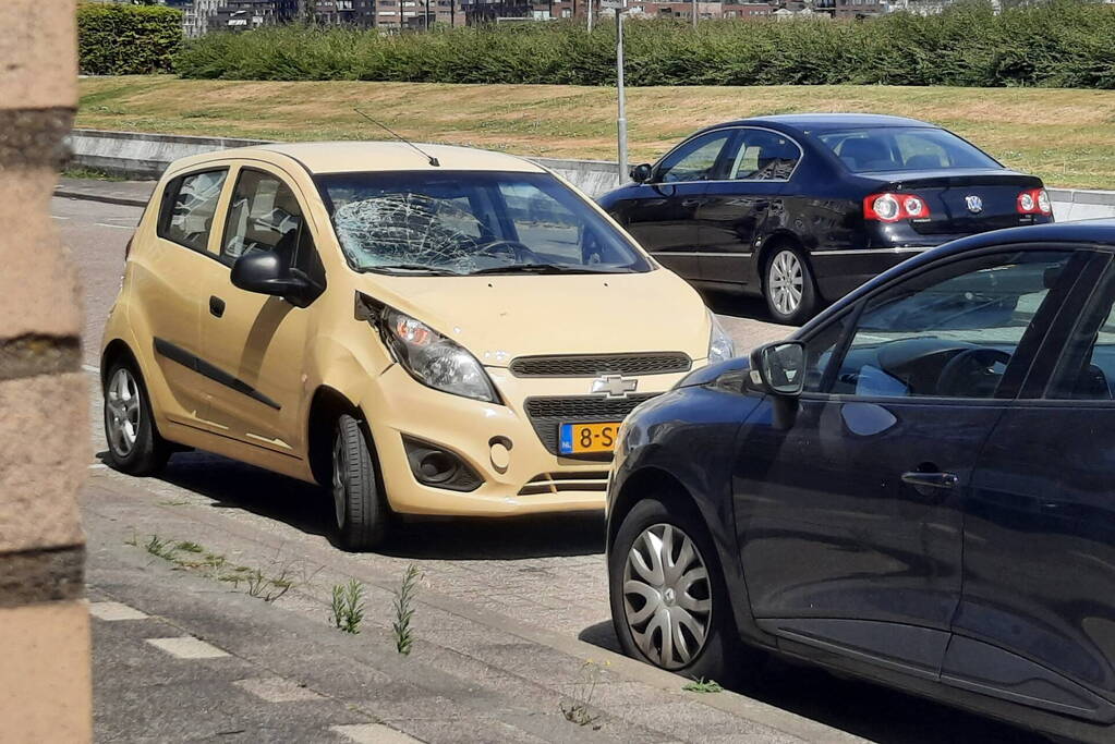 Automobilist rijdt in op voetganger