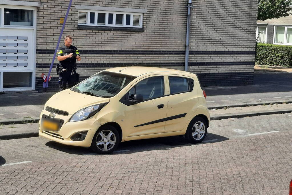 Automobilist rijdt in op voetganger