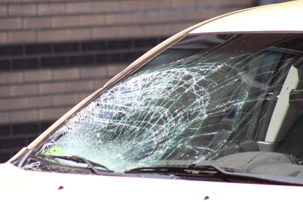 Automobilist rijdt in op voetganger