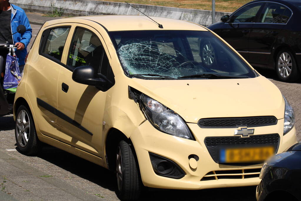 Automobilist rijdt in op voetganger
