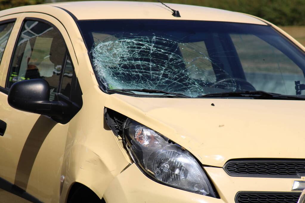 Automobilist rijdt in op voetganger