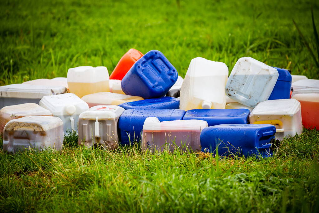 Meerdere jerrycans gedumpt
