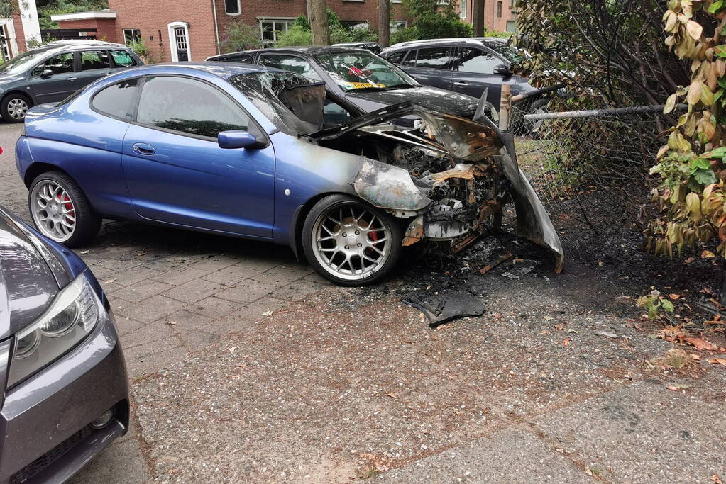 Auto zwaar beschadigd vanwege brand