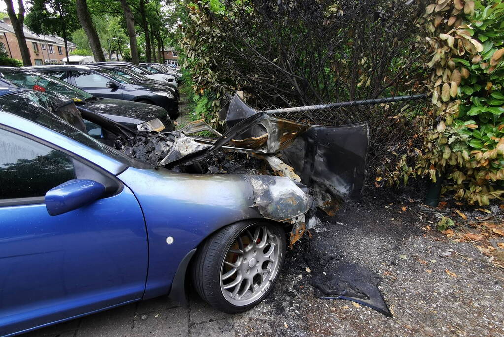 Auto zwaar beschadigd vanwege brand