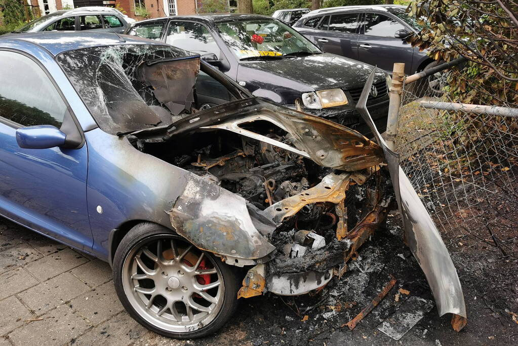 Auto zwaar beschadigd vanwege brand