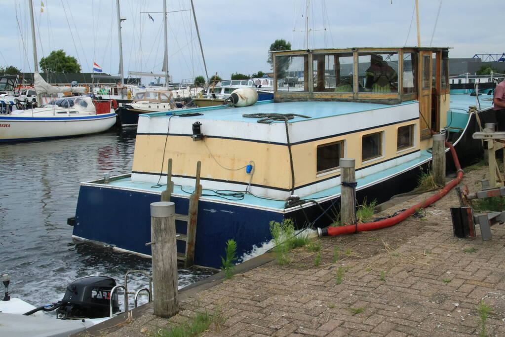 Brandweer voorkomt dat motorboot zinkt