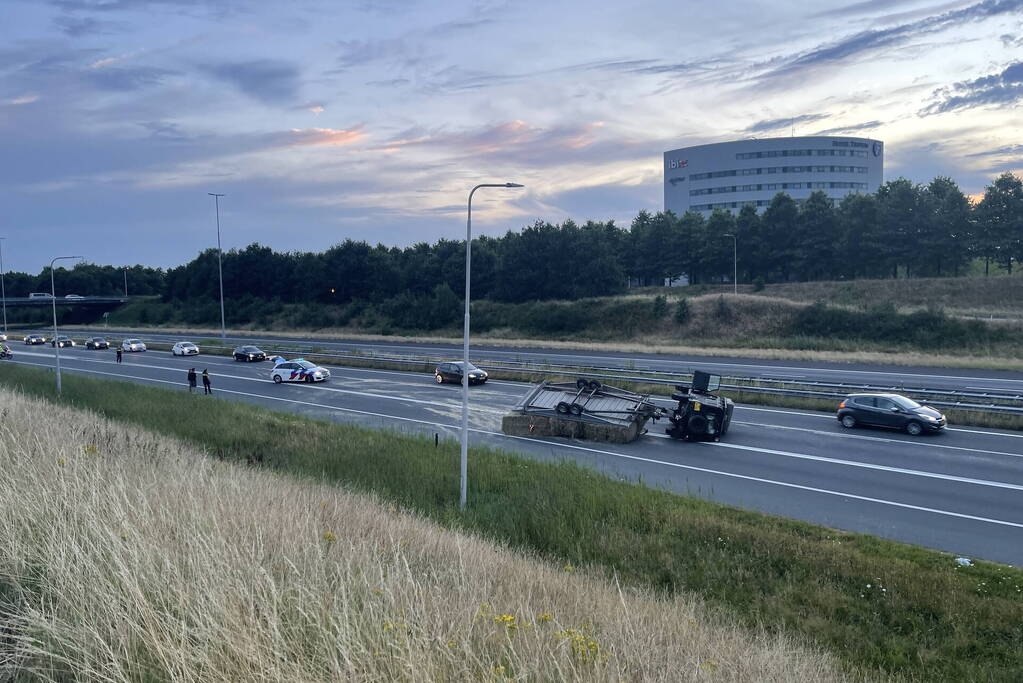 Aanhanger met hooibalen gekanteld op snelweg