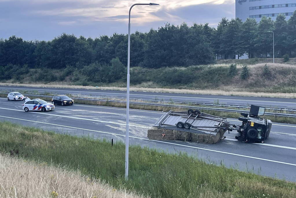 Aanhanger met hooibalen gekanteld op snelweg