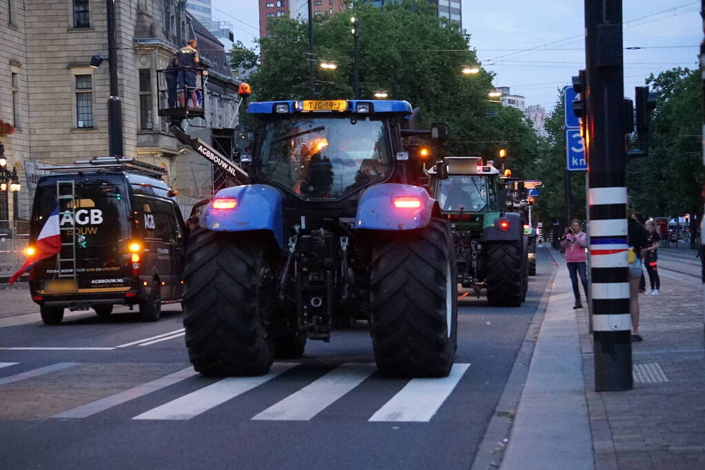 Boeren met trekkers in centrum