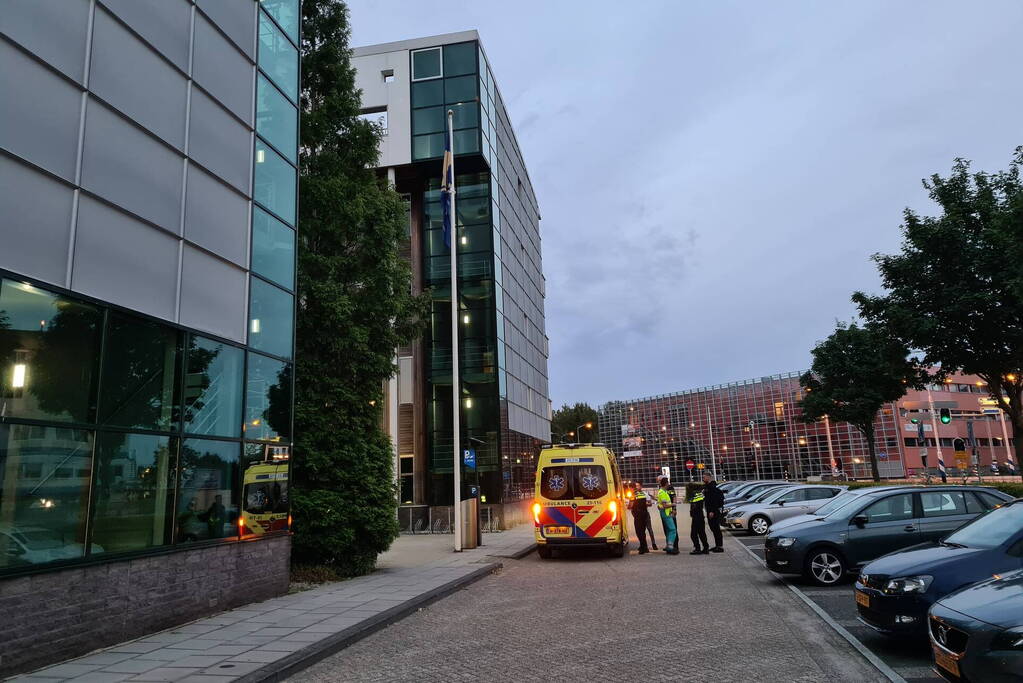 Gewonde met steekwond loopt politiebureau binnen