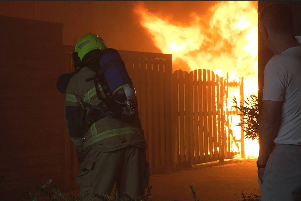 Schuur en schutting in brand