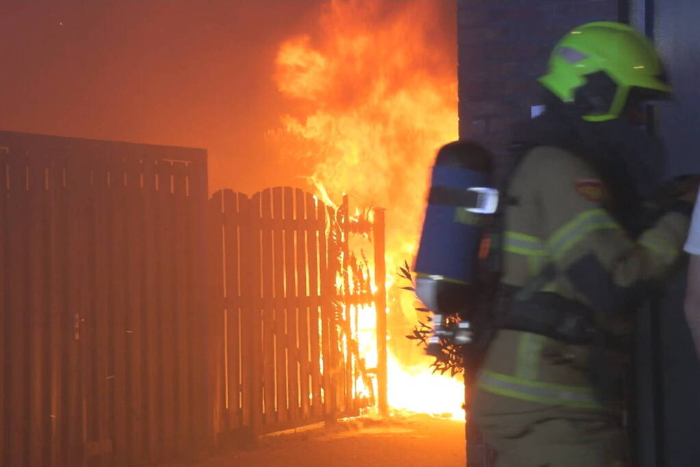 Schuur en schutting in brand