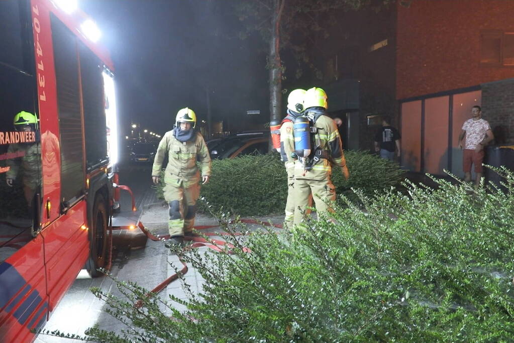 Schuur en schutting in brand