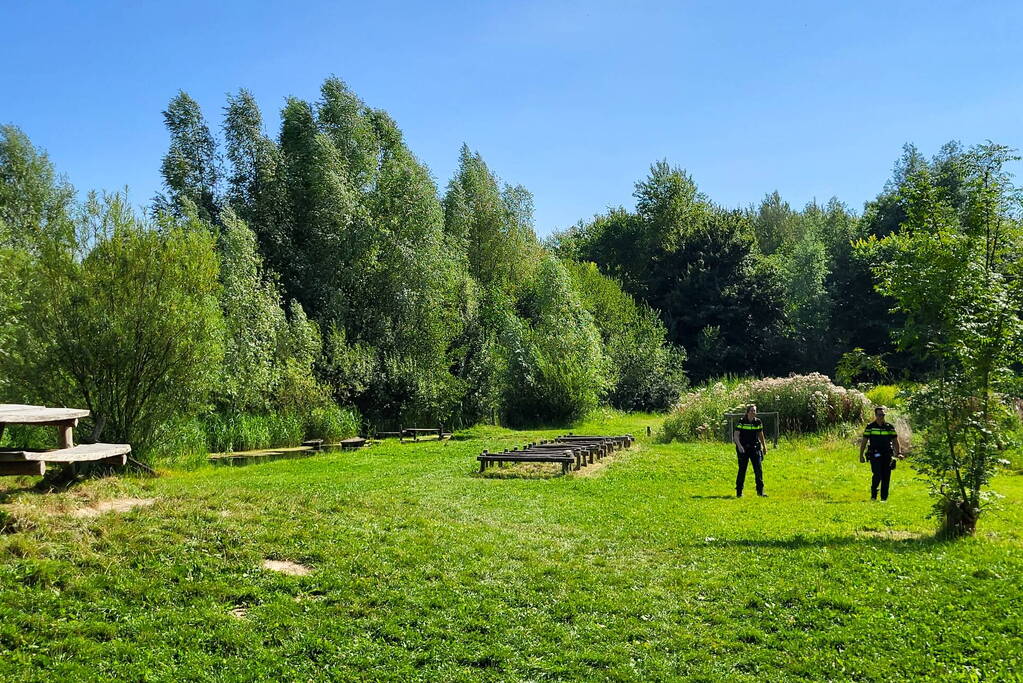 Jongen komt vast tussen twee bomen in Belevenissenbos