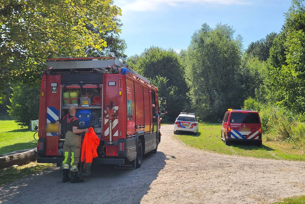 Jongen komt vast tussen twee bomen in Belevenissenbos