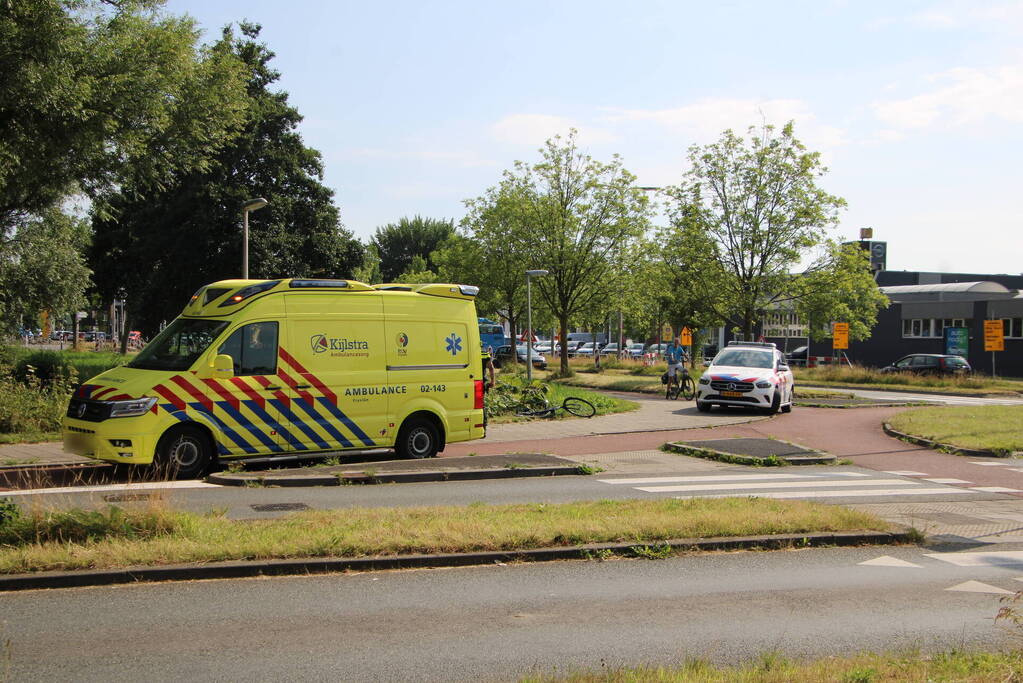 Fietser aangereden door bestelbus